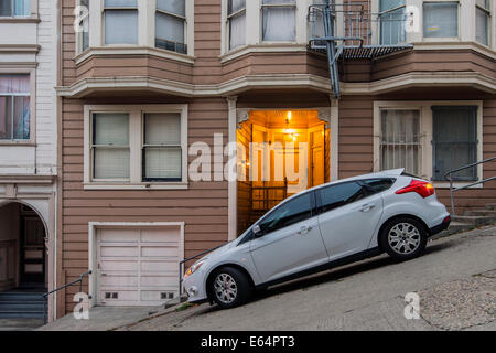 Macchina parcheggiata in una strada in salita, San Francisco, California, Stati Uniti d'America Foto Stock