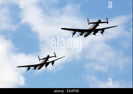 Due Avro Lancasters PA474 & FM213 del BBMF in formazione 2014 Foto Stock