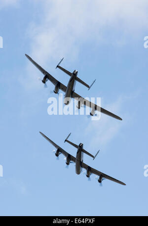 Due Avro Lancasters PA474 & FM213 del BBMF in formazione 2014 Foto Stock