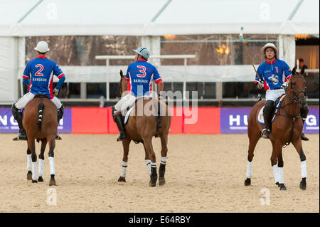 Londra, UK, 14 agosto 2014. La famosa Sfilata delle Guardie a Cavallo ospita città Polo, una serata inaugurale di arena internazionale polo. Nella foto : corrispondono a due team di sega Bangkok (in blu) battere Team Inghilterra (in bianco), 15 punti a 11. Credito: Stephen Chung/Alamy Live News Foto Stock
