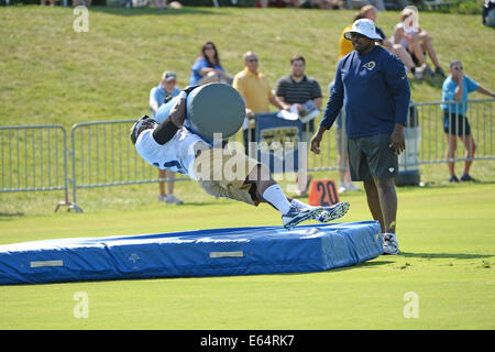 La città di massa, Missouri, Stati Uniti d'America. 14 Ago, 2014. Louis Rams difensivo fine Michael Sam (96) durante il pomeriggio pratica al Russell Training Center nella città di Massa, Missouri. Credito: Gino's immagini Premium/Alamy Live News Foto Stock