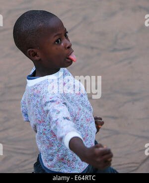 Freetown, Sierra Leone. 14 Ago, 2014. Un bambino gioca sulla spiaggia nelle vicinanze di un porto per traghetti che collegano i lungi dall aeroporto internazionale e il centro cittadino di Freetown, la capitale della Sierra Leone, il 14 agosto 2014. Come del 11 agosto, il numero cumulativo di casi attribuiti a ebola in Guinea, Liberia, Nigeria, Sierra Leone si erge a 1.975, inclusi 1.069 decessi. Credito: Meng Chenguang/Xinhua/Alamy Live News Foto Stock