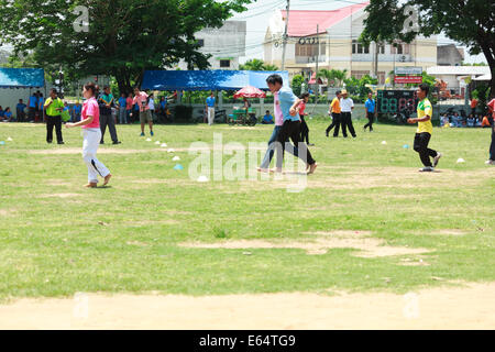 MAHASARAKHAM,THAILANDS - 26 giugno : persone stanno giocando sport tradizionali il 26 giugno in Mahasarakham,Thailandia Foto Stock
