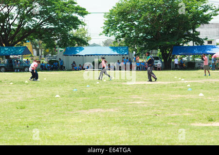 MAHASARAKHAM,THAILANDS - 26 giugno : persone stanno giocando sport tradizionali il 26 giugno in Mahasarakham,Thailandia Foto Stock