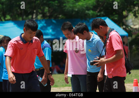 MAHASARAKHAM,THAILANDS - 26 giugno : persone stanno giocando sport tradizionali il 26 giugno in Mahasarakham,Thailandia Foto Stock
