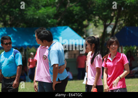 MAHASARAKHAM,THAILANDS - 26 giugno : persone stanno giocando sport tradizionali il 26 giugno in Mahasarakham,Thailandia Foto Stock