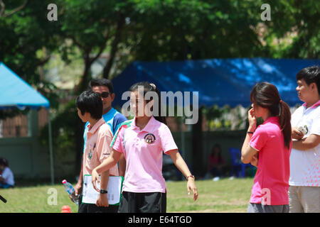 MAHASARAKHAM,THAILANDS - 26 giugno : persone stanno giocando sport tradizionali il 26 giugno in Mahasarakham,Thailandia Foto Stock
