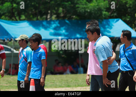 MAHASARAKHAM,THAILANDS - 26 giugno : persone stanno giocando sport tradizionali il 26 giugno in Mahasarakham,Thailandia Foto Stock