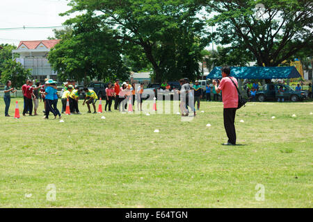 MAHASARAKHAM,THAILANDS - 26 giugno : persone stanno giocando sport tradizionali il 26 giugno in Mahasarakham,Thailandia Foto Stock