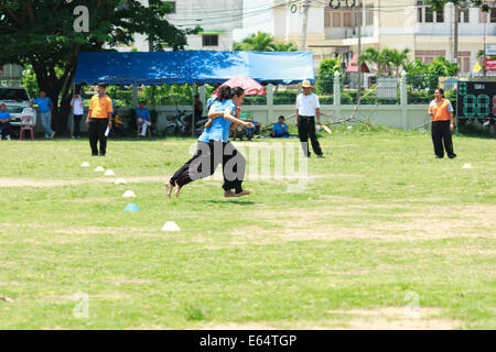 MAHASARAKHAM,THAILANDS - 26 giugno : persone stanno giocando sport tradizionali il 26 giugno in Mahasarakham,Thailandia Foto Stock