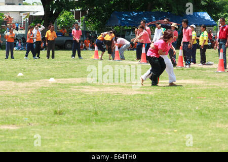 MAHASARAKHAM,THAILANDS - 26 giugno : persone stanno giocando sport tradizionali il 26 giugno in Mahasarakham,Thailandia Foto Stock