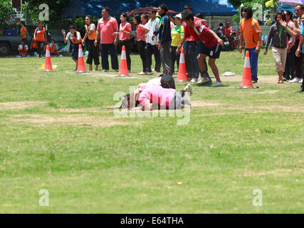 MAHASARAKHAM,THAILANDS - 26 giugno : persone stanno giocando sport tradizionali il 26 giugno in Mahasarakham,Thailandia Foto Stock