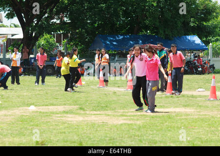 MAHASARAKHAM,THAILANDS - 26 giugno : persone stanno giocando sport tradizionali il 26 giugno in Mahasarakham,Thailandia Foto Stock