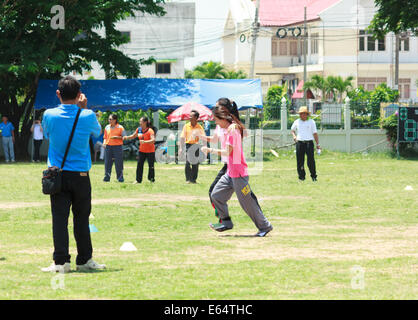 MAHASARAKHAM,THAILANDS - 26 giugno : persone stanno giocando sport tradizionali il 26 giugno in Mahasarakham,Thailandia Foto Stock