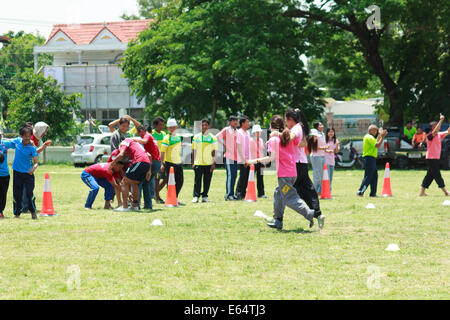 MAHASARAKHAM,THAILANDS - 26 giugno : persone stanno giocando sport tradizionali il 26 giugno in Mahasarakham,Thailandia Foto Stock