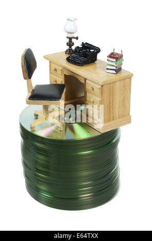 Retrò i nastri inchiostratori per macchine da scrivere sulla scrivania di legno su una pila di dischi dei computer - percorso incluso Foto Stock