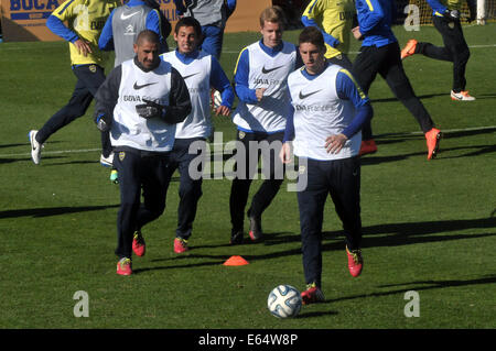 Buenos Aires, Argentina. 14 Ago, 2014. Boca Juniors' ai giocatori di prendere parte a una sessione di formazione a Buenos Aires, Argentina, il 14 agosto 2014. © Enrique Cabrera/TELAM/Xinhua/Alamy Live News Foto Stock