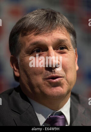 Ezeiza, Argentina. 14 Ago, 2014. Gerardo Martino reagisce durante una conferenza stampa per la sua presentazione ufficiale come il nuovo allenatore dell'Argentina la nazionale di calcio nel campus di calcio argentino (Associazione AFA, per il suo acronimo in spagnolo), nella città di Ezeiza, 32km da Buenos Aires, capitale dell'Argentina, il 14 agosto 2014. Credito: Martin Zabala/Xinhua/Alamy Live News Foto Stock