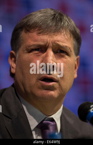 Ezeiza, Argentina. 14 Ago, 2014. Gerardo Martino reagisce durante una conferenza stampa per la sua presentazione ufficiale come il nuovo allenatore dell'Argentina la nazionale di calcio nel campus di calcio argentino (Associazione AFA, per il suo acronimo in spagnolo), nella città di Ezeiza, 32km da Buenos Aires, capitale dell'Argentina, il 14 agosto 2014. Credito: Martin Zabala/Xinhua/Alamy Live News Foto Stock