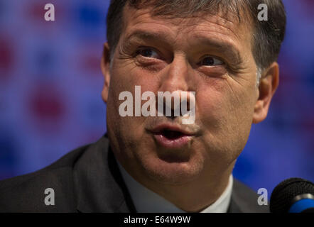 Ezeiza, Argentina. 14 Ago, 2014. Gerardo Martino reagisce durante una conferenza stampa per la sua presentazione ufficiale come il nuovo allenatore dell'Argentina la nazionale di calcio nel campus di calcio argentino (Associazione AFA, per il suo acronimo in spagnolo), nella città di Ezeiza, 32km da Buenos Aires, capitale dell'Argentina, il 14 agosto 2014. Credito: Martin Zabala/Xinhua/Alamy Live News Foto Stock