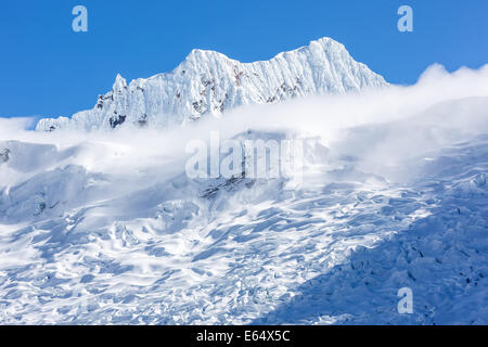 Bella la neve ha toccato il picco delle montagne di Santa Cruz valley, Cordillera Blanca, Perù, Sud America Foto Stock