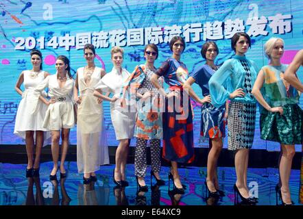 In Guangzhou, la Cina della provincia di Guangdong. Il 15 agosto, 2014. Modelli di creazioni di visualizzazione in Cina "Liuhua' international fashion show di Guangzhou, la capitale del sud della Cina di Provincia di Guangdong, 15 agosto 2014. Credito: Liu Dawei/Xinhua/Alamy Live News Foto Stock