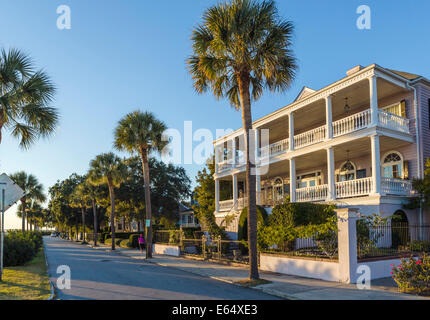 Case storiche lungo il lungomare sul Murray Boulevard, illuminato dal sole al tramonto, Charleston, Carolina del Sud, STATI UNITI D'AMERICA Foto Stock