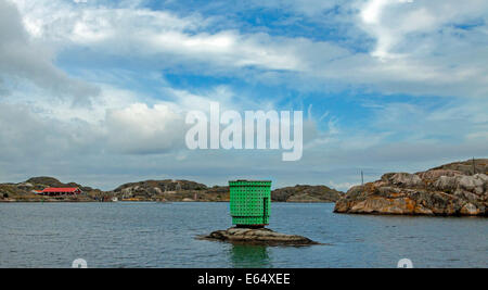 Il faro verde di Skärhamn, Tjörn, Bohuslän, Västra Götalands Iän, Svezia e Scandinavia. Foto Stock