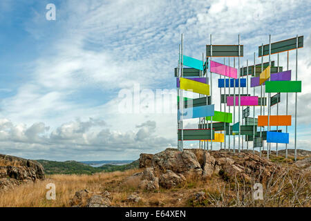 L'arte contemporanea sulle dolci colline della antica età del ferro sepoltura a Pilane Heritage Museum, Svezia. Foto Stock