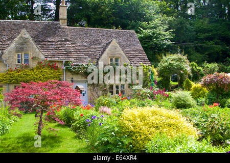 Xviii secolo fila di elencati cottage in pietra. Bellissimi giardini da cottage a anteriore nel bellissimo villaggio Costwold di Bibury Foto Stock
