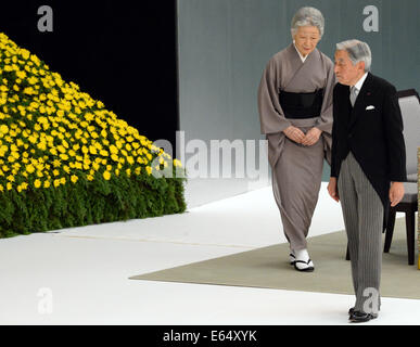 Tokyo. Il 15 agosto, 2014. Giapponese Akihito Imperatore e l'Imperatrice Michiko partecipare annualmente un memoriale di servizio per il Giappone della guerra è morta a Tokyo il 15 agosto 2014, sul 69º anniversario del Giappone della rinuncia nella II Guerra Mondiale. Credito: Ma Ping/Xinhua/Alamy Live News Foto Stock