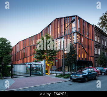 La Malopolska Giardino delle Arti, Cracovia in Polonia. Architetto: Ingarden & Ewy architetti, 2012. Esterno vista serale di ent laterale Foto Stock