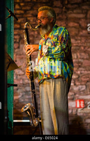 Musica dal vivo clarinetto basso player con tubi allentati 21-pezzo big band sul palco a Brecon Jazz Festival 2014 Foto Stock