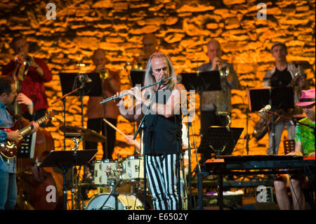 Musica dal vivo flautista con tubi allentati 21-pezzo big band sul palco a Brecon Jazz Festival 2014 Foto Stock