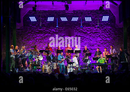 Musica dal vivo tubi allentati 21-pezzo big band sul palco a Brecon Jazz Festival 2014 Foto Stock