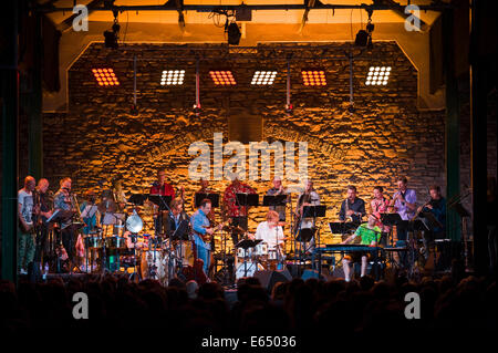 Musica dal vivo tubi allentati 21-pezzo big band sul palco a Brecon Jazz Festival 2014 Foto Stock