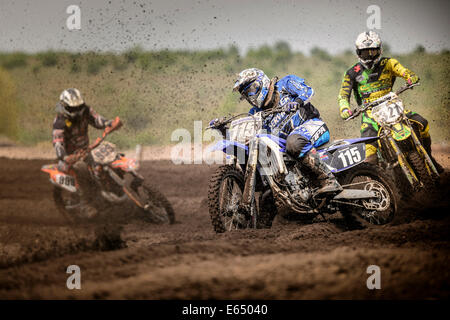 Tre piloti di Motocross su una pista durante una gara, Grevenbroich, Nord Reno-Westfalia, Germania Foto Stock