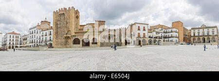 Plaza Mayor con Torre de Bujaco, Cáceres, Extremadura, Spagna Foto Stock