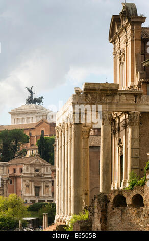 Tempio di Antonino e Faustina, Tempio di Antonio e Faustina, 141 annuncio, a destra sul retro la Quadriga sul monumento nazionale Foto Stock