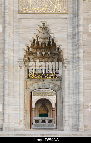 Ingresso principale con muqarnas decorazioni, la Moschea Süleymaniye, costruito da Mimar Sinan, Istanbul, parte europea, Turchia Foto Stock