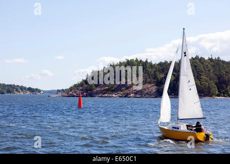 Imbarcazione a vela in arcipelago di Stoccolma Stoccolma, contea di Stoccolma, Svezia Foto Stock