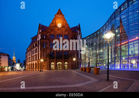 Vecchia casa di città con il Berswordt-Halle al crepuscolo, Dortmund, distretto della Ruhr, Nord Reno-Westfalia, Germania Foto Stock