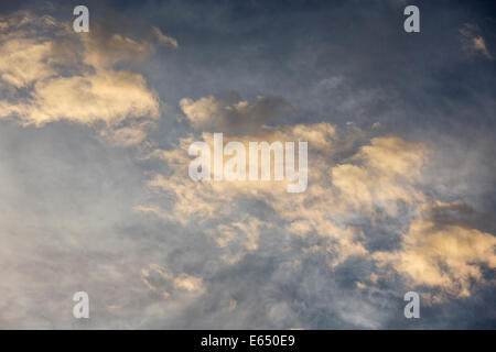 Altocumulus nuvole contro l'alto livello cirrostratus nubi in serata, Andalusia, Spagna Foto Stock