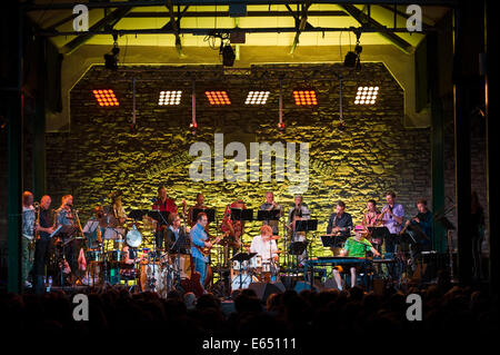 Musica dal vivo tubi allentati 21-pezzo big band sul palco a Brecon Jazz Festival 2014 Foto Stock