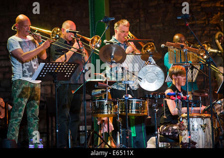 Musica dal vivo tubi allentati 21-pezzo big band sul palco a Brecon Jazz Festival 2014 Foto Stock