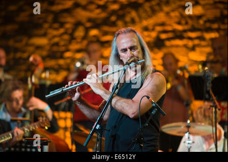 Musica dal vivo flautista con tubi allentati 21-pezzo big band sul palco a Brecon Jazz Festival 2014 Foto Stock