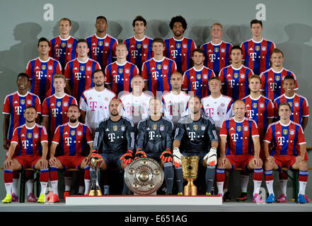 Calcio tedesco Bundesliga - Photocall FC Bayern Monaco di Baviera A Monaco di Baviera il 9 agosto 2014: quarta fila (l-r): Holger Badstuber, Jerome Boateng, Javier Martinez, Dante, Bastian SCHWEINSTEIGER und Robert Lewandowski.la terza fila(l-r): Claudio Pizarro, Pierre-Emile Hojbjerg, Sebastian Rode, Thomas Mueller, Juan Bernat, Thiago und Xherdan Shaqiri. Seconda fila (l-r): David Alaba, Mitchell Weiser, portiere Coach Toni Tapalovic, Assistant Coach Hermann Gerland, Head Coach Pep Guardiola, Assistant Coach Domenec Torrent, Mario Goetze und Julian verde. Primo (anteriore) riga (l-r): Rafinha, Franck Ribery, portiere Pepe Foto Stock