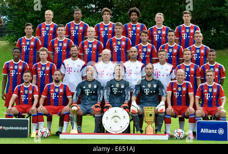 Calcio tedesco Bundesliga - Photocall FC Bayern Monaco di Baviera A Monaco di Baviera il 9 agosto 2014: quarta fila (l-r): Holger Badstuber, Jerome Boateng, Javier Martinez, Dante, Bastian SCHWEINSTEIGER und Robert Lewandowski.la terza fila(l-r): Claudio Pizarro, Pierre-Emile Hojbjerg, Sebastian Rode, Thomas Mueller, Juan Bernat, Thiago und Xherdan Shaqiri. Seconda fila (l-r): David Alaba, Mitchell Weiser, portiere Coach Toni Tapalovic, Assistant Coach Hermann Gerland, Head Coach Pep Guardiola, Assistant Coach Domenec Torrent, Mario Goetze und Julian verde. Prima fila (l-r): Rafinha, Franck Ribery, portiere Pepe Reina, G Foto Stock