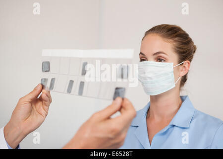 Dentista e assistente studiando i raggi x Foto Stock