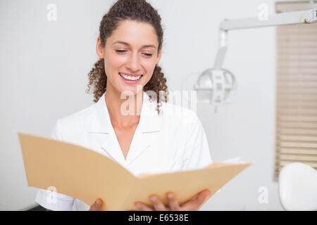 Assistente dentale la lettura da file Foto Stock